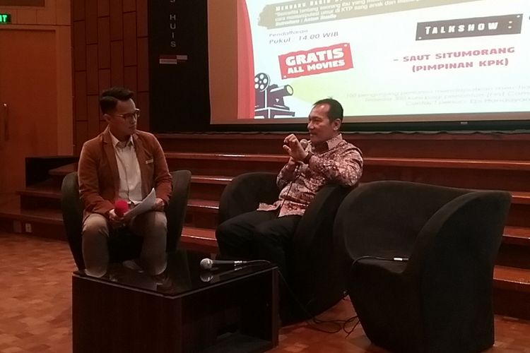 Wakil Ketua Komisi Pemberantasan Korupsi Saut Situmorang (kanan) saat membuka pemutaran film anti-korupsi di Erasmus Huis, Jakarta, Jumat (22/9/2017).