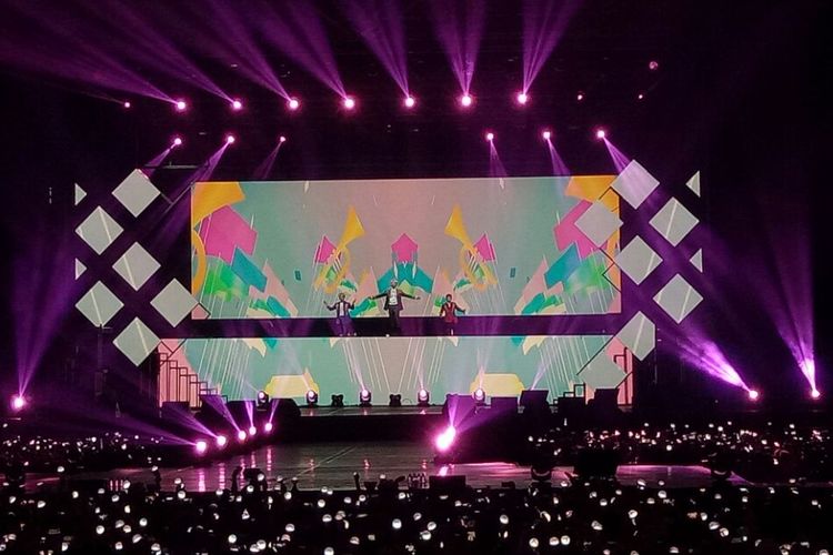 Seventeen membuka konser Diamond Edge yang digelar di Indonesia Convention Exhibiton, BSD City, Tangerang, Sabtu (23/9/2017).