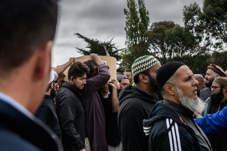 Pelayat membawa peti jenazah korban teror Selandia Baru menuju ke lokasi pemakaman, Rabu (20/3/2019).