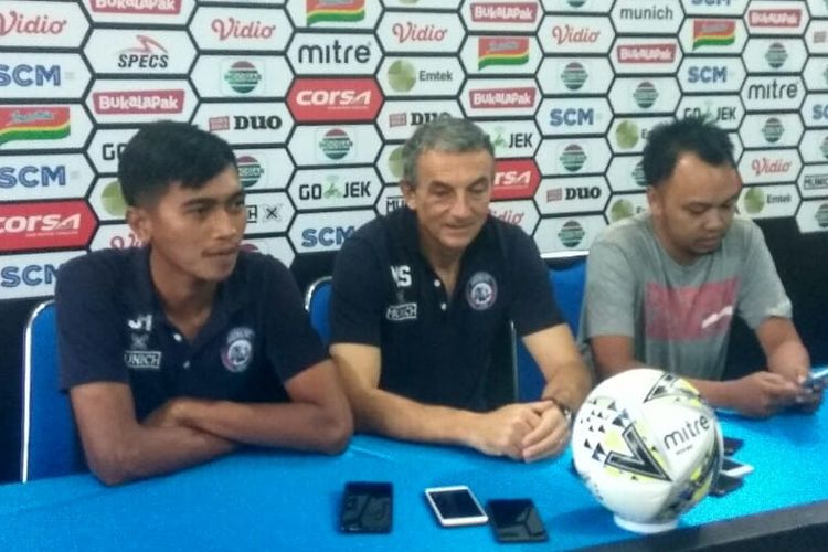 Pelatih Arema FC Milomir Seslija (tengah) saat konferensi pers menjelang pertandingan melawan Barito Putera di Kantor Arema FC, Kota Malang, Minggu (3/3/2019)