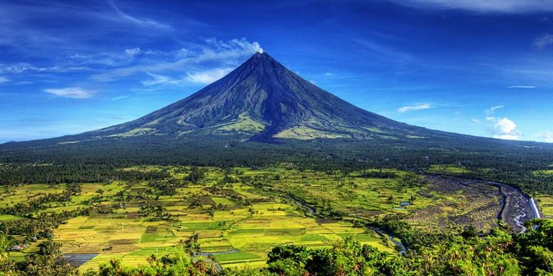 Gunung Api Mayon di Albay, Filipina. 