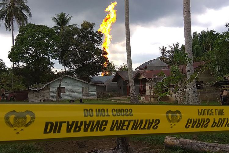 Kobaran api dari sumur minyak di Desa Pasi Putih, Kecamatan Ranto Peureulak, Kabupaten Aceh Timur, Rabu (25/4/2018). Sedikitnya 10 orang tewas dan belasan lainnya terluka akibat insiden meledaknya sumur minyak yang terjadi sekitar pukul 01.30 tersebut. .
