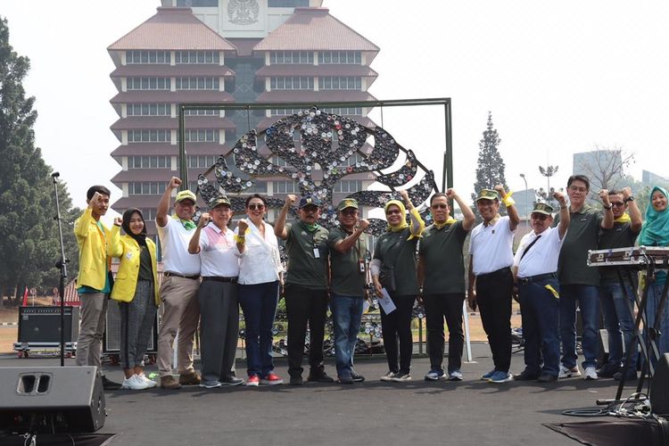 Deklarasi Duta Bersihkan Sampah Plastik antara Universitas Indonesia (UI), Ikatan Alumni UI, dan Jasa Marga di kampus UI Depok.