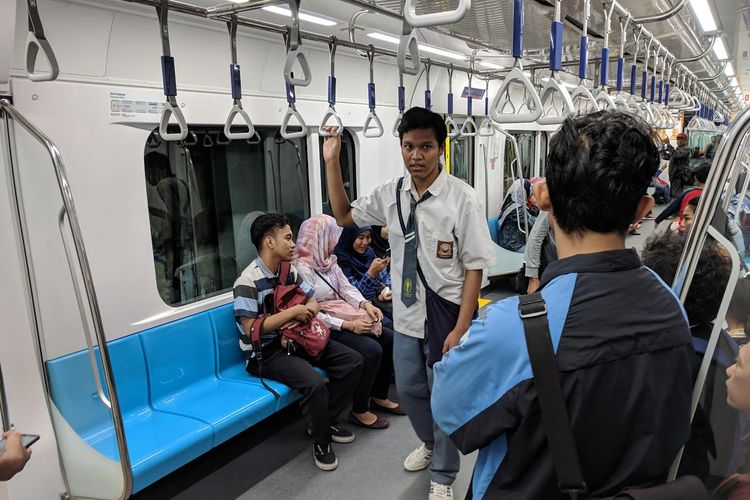Para pelajar sekolah yang ikut menjajal MRT Jakarta