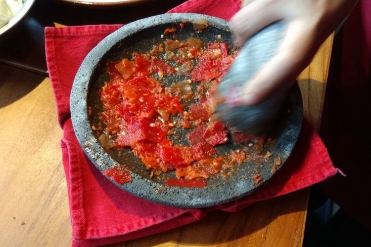 Workshop membuat sambal di Restoran KAUM, Jakarta.