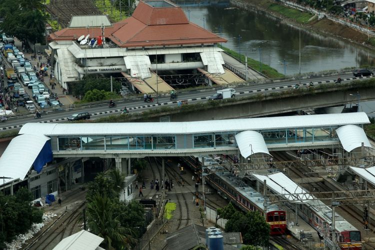 Suasana jembatan penyeberangan orang (JPO) di Stasiun Tanah Abang, Jakarta Pusat, Senin (9/1/2017). JPO tersebut guna mempermudah akses pejalan kaki dari stasiun dan dibutuhkan untuk mengurai kemacetan yang selalu terjadi di pintu keluar Stasiun Tanah Abang.