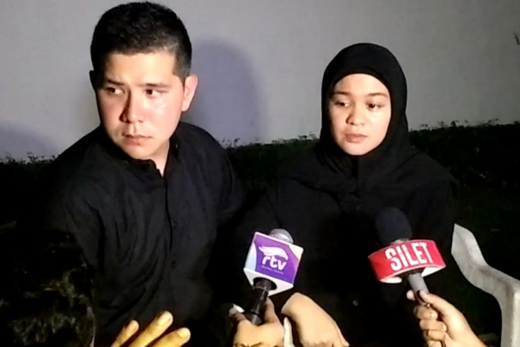 Haykal Kamil (kiri) dan istrinya, Tantri Namira (kanan), di kediaman mereka di kawasan Pulo Gebang, Jakarta Timur, Kamis (1/11/2018) malam.