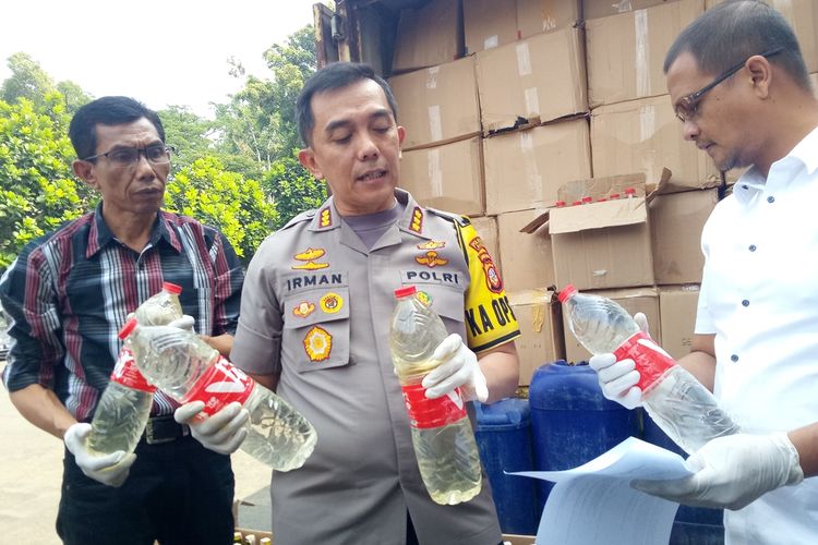 Kapolrestabes Bandung Kombes Irman Sugema tengah memperlihatkan barang bukti mobil box berisi ribuan miras berbagai merek yang hendak dipasarkan di Kota Bandung.