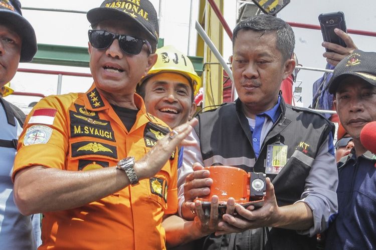 Kepala Basarnas Marsekal Madya TNI Muhammad Syaugi (kedua kiri) menunjukkan bagian dari kotak hitam (black box) pesawat Lion Air bernomor registrasi PK-LQP dengan nomor penerbangan JT 610 yang telah ditemukan oleh tim SAR gabungan di KR Baruna Jaya I, di perairan Tanjung Karawang, Jawa Barat, Kamis (1/11/2018). Bagian dari kotak hitam tersebut diserahkan ke pihak KNKT untuk dilakukan investigasi lebih lanjut. ANTARA FOTO/Muhammad Adimaja/wsj.