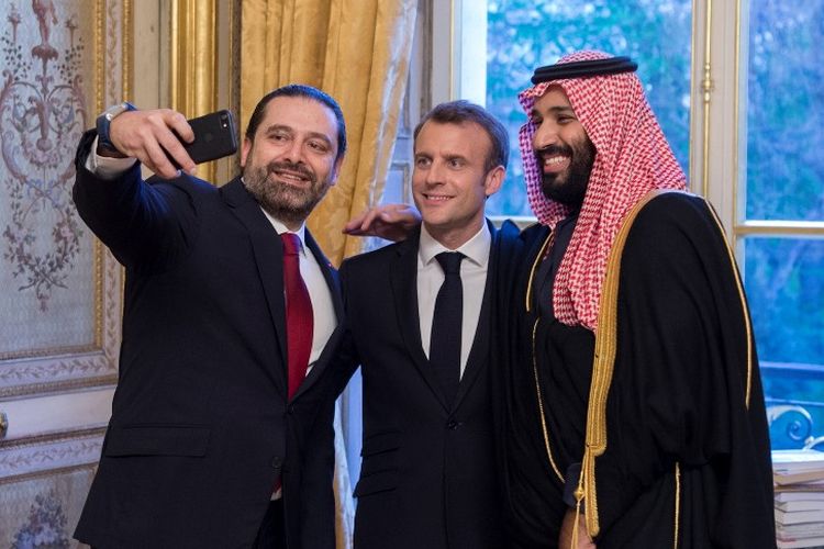 Pangeran Arab Saudi Mohammed bin Salman (kanan), berswafoto dengan Presiden Perancis Emmanuel Macron dan Perdana Menteri Lebanon, Saad Hariri di Istana Kepresidenan Perancis di Paris, Senin (10/4/2018).