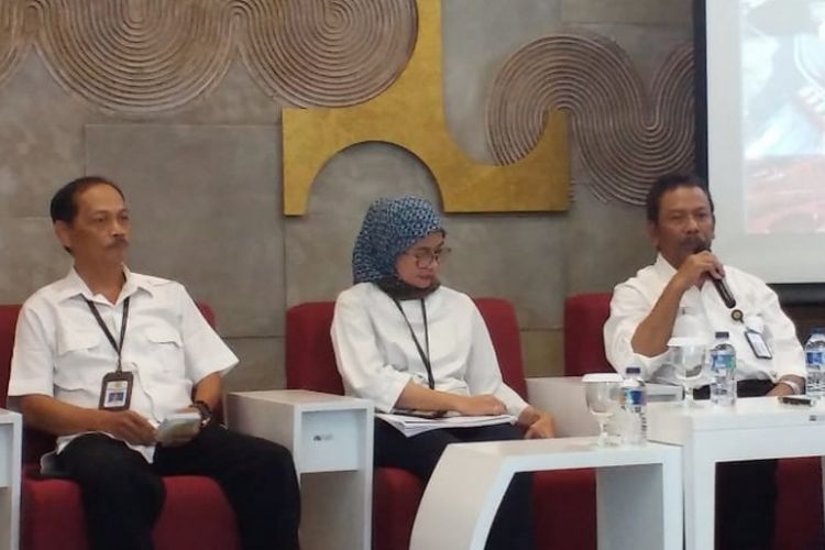 Direktur Jenderal Bina Marga Kementerian PUPR Sugiyartanto (kanan) dalam jumpa pers di Jakarta, Kamis (21/2/2019).
