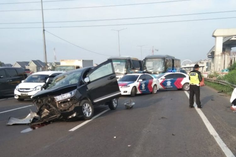 Sebuah mobil Innova bernomor polisi B 1398 PIH kecelakaan tunggal di ruas Tol Jakarta-Cikampek KM 9, Pondok Gede, Kota Bekasi, Rabu (27/2/2019).