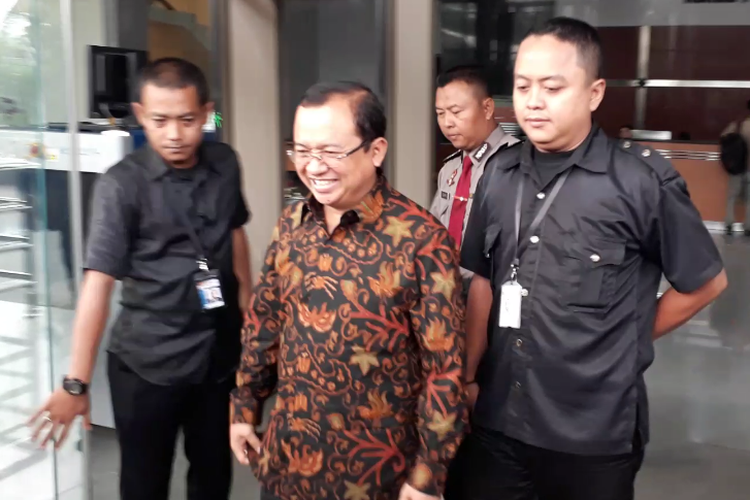 Mantan Wakil Ketua DPR RI periode 2009-2014 Priyo Budi Santoso saat diperiksa KPK sebagai saksi kasus korupsi di Kemenag. Rabu (10/5/2017).