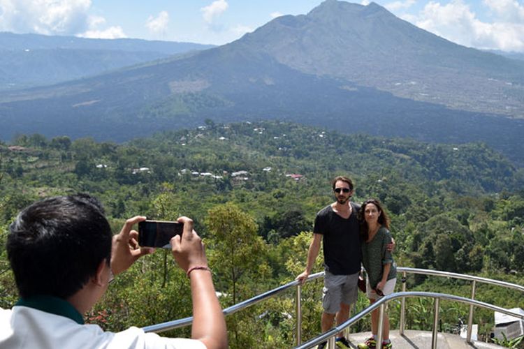 Wisatawan mancanegara (wisman) mengunjungi kawasan Geopark Batur di Kintamani, Kabupaten Bangli, Bali, Kamis (19/7/2018). Kementerian Pariwisata (Kemenpar) menargetkan devisa 1 miliar dollar AS dan jumlah kunjungan 1.102.500 wisman dari 11 geopark Indonesia hingga tahun 2019.