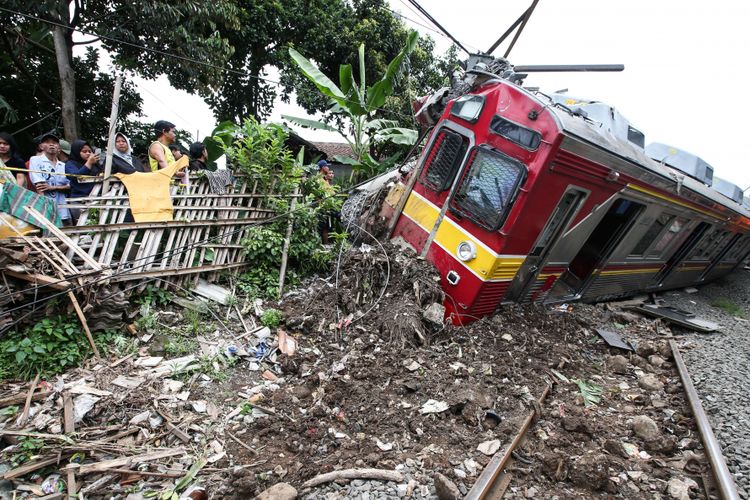 Kereta Api 1722 jurusan Jatinegara menuju Bogor anjlok saat melintas di antara Stasiun Cilebut dan Bogor, Minggu (10/3/2019). Akibatnya, enam orang mengalami luka-luka dan sejumlah perjalanan KRL lintas Jakarta Kota-Bogor terganggu.