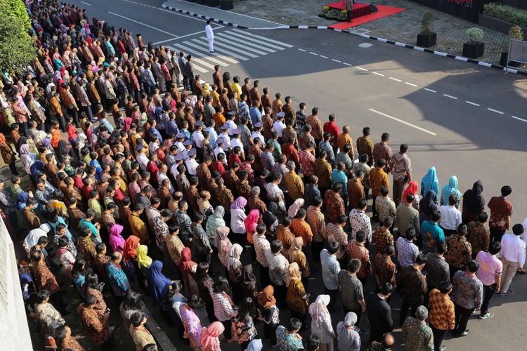 Suasana upacara peringatan Sumpah Pemuda di halaman gedung KPK, Kuningan, Jakarta. Senin (30/10/2017). Laode M Syarief berpesan dalam isi pidato adalah melanjutkan semangat kemerdekaan dengan tetap mempersatukan Indonesia, menghilangkan kemiskinan, dan memberantas korupsi. KOMPAS.com/GARRY ANDREW LOTULUNG