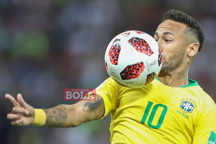 Penyerang timnas Brasil, Neymar, mengontrol bola pada laga kontra Belgia di fase perempat final Piala Dunia 2018 di Stadion Arena Kazan, Kazan, pada 6 Juli 2018.
