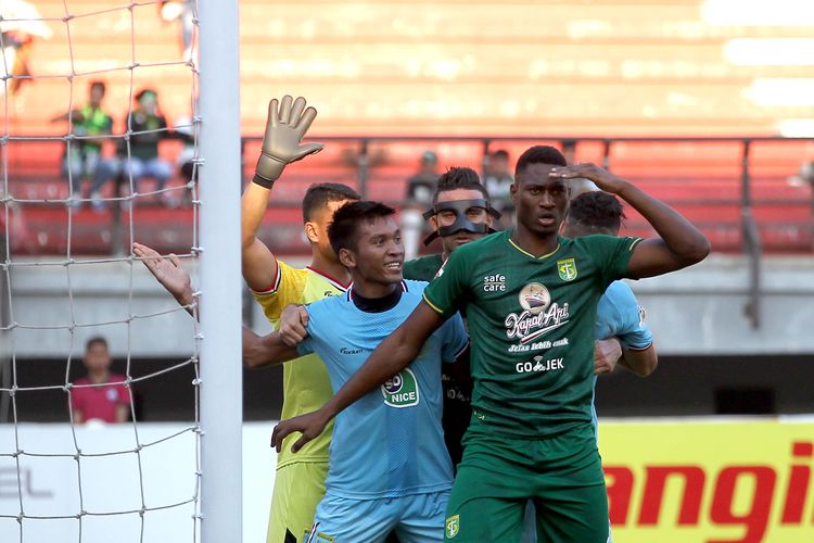 Pemain asing Persebaya Surabaya, Amido Balde mencetak gol ketiga saat melawan Persela Lamongan dalam pekan 6 Liga 1 2019 yang berakhir dengen skor 3-2 di Stadion Gelora Bung Tomo, Surabaya, Jawa Timur, Senin (01/07/2019) sore.