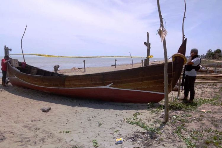 Polisi melihat lokasi kejadian tempat ditemukannya jenazah Bripka Faisal di Pantai Bantayan, Kabupaten Aceh Utara, Senin (27/8/2018)