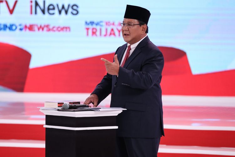 Calon Presiden Nomor Urut 2, Prabowo Subianto menjelaskan visi misinya saat Debat Kedua Calon Presiden di Hotel Sultan, Jakarta, Minggu (17/2/2019).