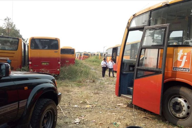 Sejumlah anggota Subnit Tipikor Ditreskrimsus Polda Metro Jaya  mendatangi lokasi penyimpanan 300 bus berlabel Transjakarta yang terbengkalai di sebuah lahan kosong, di Jalan Raya Dramaga, Kecamatan Dramaga, Kabupaten Bogor, Senin (29/7/2019).