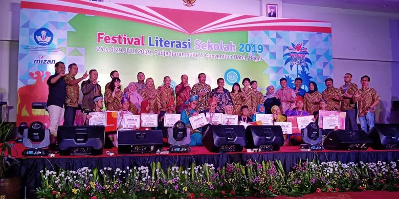 Festival Literasi Sekolah (FLS) 2019 SMA telah ditutup pada Minggu (28/07/2019) dalam acara Malam Apresiasi FLS 2019 di Bogor, Jawa Barat.