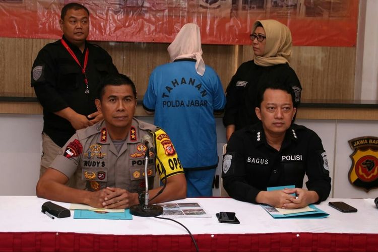 Kapolda Jabar Irjen Pol Rudy Sufariadi tengah menggelar konferensi pers terkait pembunuhan yang dilakukan seorang ibu terhadap suami dan anak tirinya.