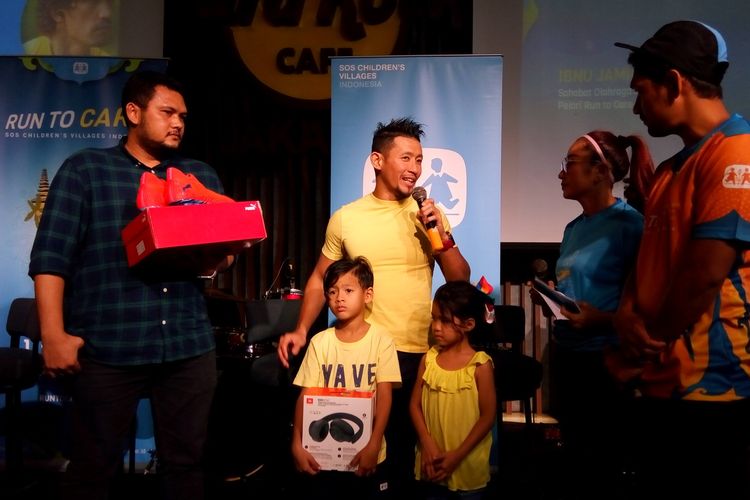 Nazrul (memegang mikrofon) dan Reza (berkemeja panjang biru), pemenang lelang barang-barang layak pakai milik presenter Ibnu Jamil (paling kanan dari arah pembaca) dalam rangka perhelatan Run To Care (RTC) 150K SOS Childrens Villages Indonesia. 

Ibnu Jamil akan mengikuti lomba lari ultramaraton yang diselenggarakan di Bali tersebut mulai Jumat (26/7/2019) hingga Minggu (28/7/2019).
