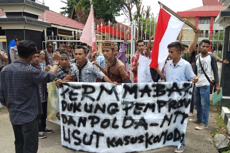 Puluhan mahasiswa  yang tergabung dalam Persatuan Mahasiswa Manggarai Barat, Kupang, Nusa Tenggara Timur (NTT), menggelar aksi unjuk rasa di depan Mapolda NTT,  Kamis (4/4/2019)