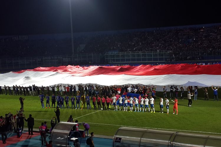Merah Putih raksasa membentang di Stadion Kanjuruhan, Kabupaten Malang menyambut laga Arema FC versus PSIS Semarang, Sabtu (31/8/2019).