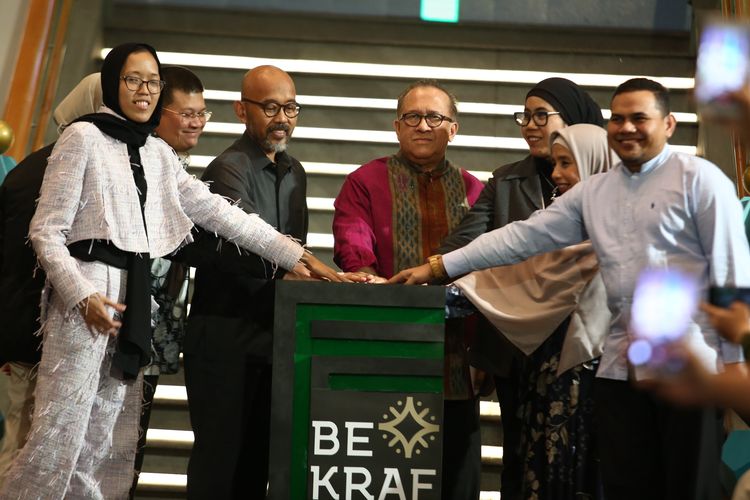 Modest fashion expert dan founder #Markamarie, Franka Soeria (paling kiri) bersama para pejabat Badan Ekonomi Kreatif dan Chairman of Indonesia Halal Lifestyle Center Sapta Nirwandar ketika meresmikan MFFFund di Plaza Indonesia, Kamis (9/5/2019)..