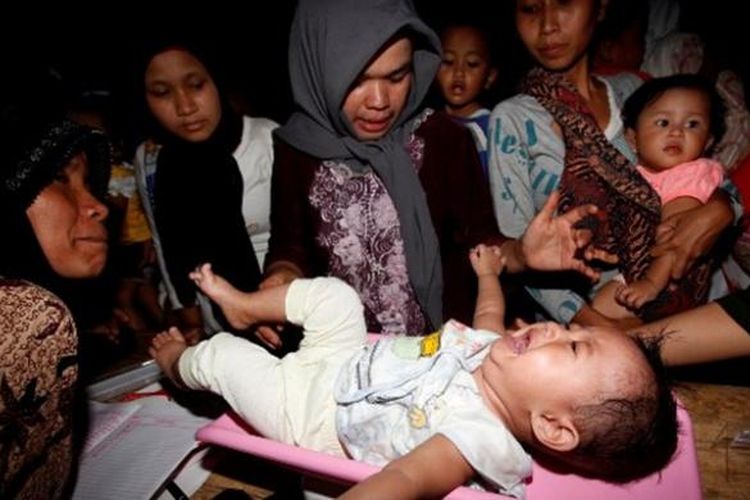 Suasana layanan anak di posyandu. 