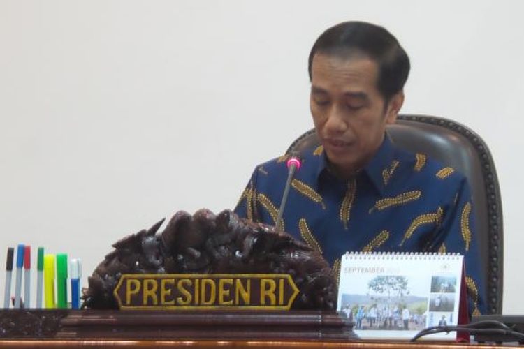 Presiden Joko Widodo saat memimpin rapat terbatas di Kantor Presiden, Jakarta, 2 Januari 2016
