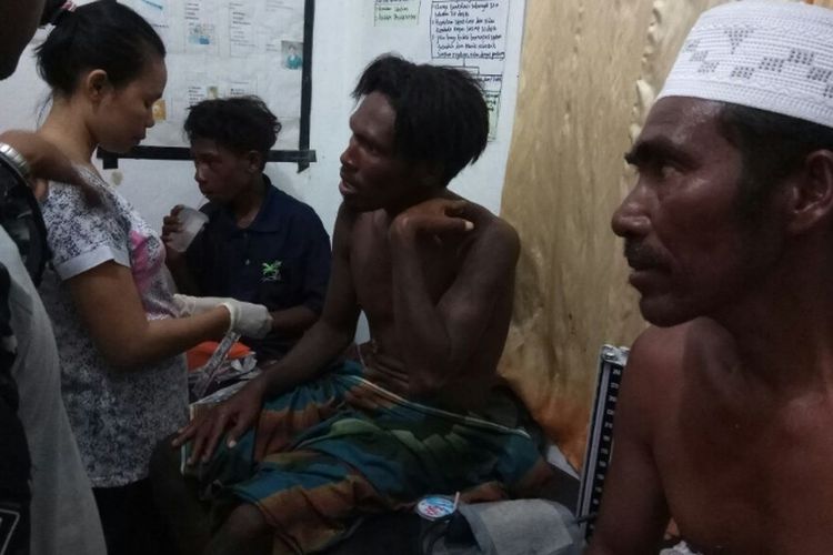 Tiga orang nelayan asal Bima, NTB, yang tenggelam bersama kapal yang mereka tumpangi, akhirnya berhasil diselamatkan Tim gabungan SAR. Saat ini mereka sedang menjalani perawatan medis di Labuan Bajo, Manggarai Barat, NTT, Sabtu (21/10/2017)