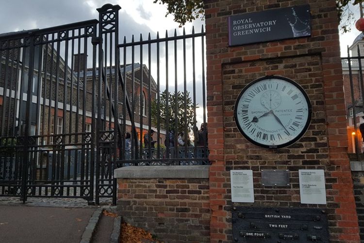 Royal Observatory Greenwich di Greenwich, London. Di tempat ini ada sepasang lempeng baja yang menjadi lambang garis meridian yang secara imajiner membagi dunia menjadi bujur barat dan timur.
