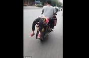Pria Ini Ikat Anak di Sepeda Motor untuk Diantar ke Sekolah