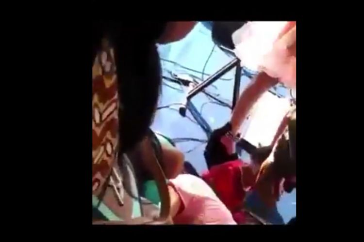 Potongan video berdurasi pendek yang menggambarkan seorang wanita pingsan setelah dipukul oknum polisi. Video ini viral dan saat ini masih dalam pemeriksaan polisi, Rabu (2/5/2018). 