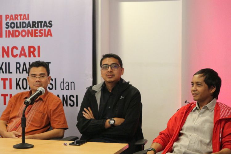 Peneliti Pusat Kajian Antikorupsi (Pukat) Universitas Gajah Mada (UGM), Zainal Arifin Mochtar (tengah) ketika memberikan keterangan pers di kantor DPP PSI, Jakarta, Minggu (5/11/2017).