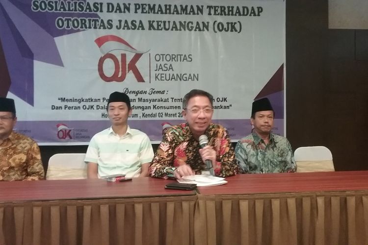 Kepala kantor regional III OJK, Bambang Kiswono, saat memberi sosialisasi. Kompas.Com/Slamet Priyatin