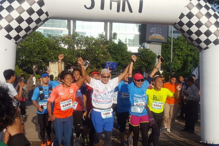 Wakil Gubernur DKI Jakarta Sandiaga Uno ikut lari bersama dalam acara Run for Cancer di area car free day, Minggu (8/4/2018). Dia tampak memakai penutup kepala warna cokelat untuk memberikan dukungan kepada para penderita kanker.