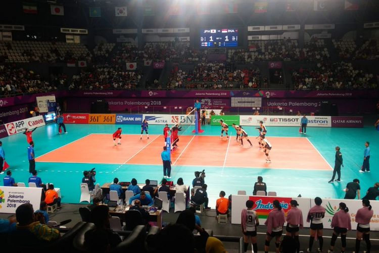 Suasana pertandingan bola voli indoor putri Asian Games 2018 antara Indonesia dan Jepang di Tennis Indoor Senayan, Gelora Bung Karno, Minggu (19/8/2018) malam.