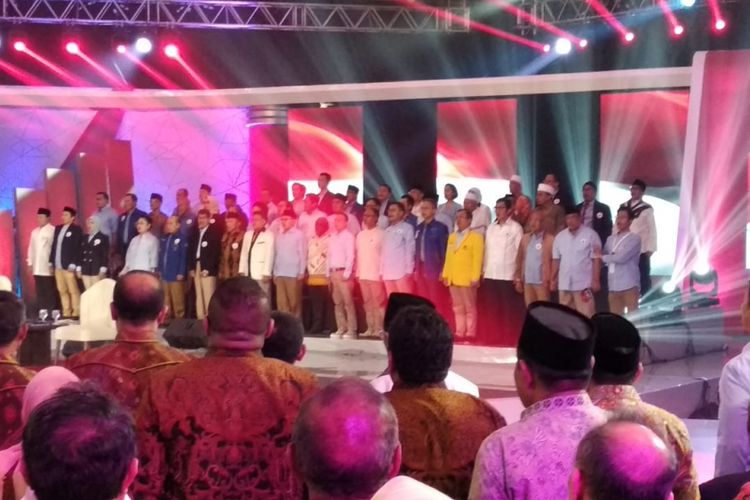 Ketua BPN Prabowo-Sandiaga, Djoko Santoso, terlihat ada yang memegangi saat ia berdiri (berdiri nomor dua dari kanan baris paling depan), ketika menghadiri debat pertama Pilpres 2019, di Hotel Bidakara, Jakarta, Kamis (17/1/2019).