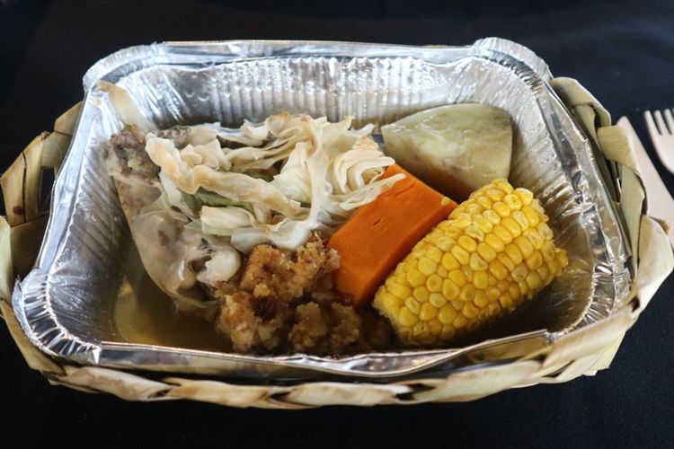 

Hangi, aneka bahan makanan dimasak dengan cara tradisional khas Maori. (Kompas.com/Ni Luh Made Pertiwi F) 