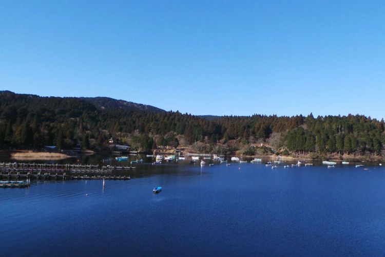 Danau Ashi di hakone, Jepang. Pemandangan yang terlihat saat menumpangi Hakone Sightseeing Cruise. 