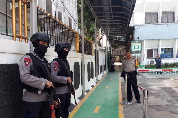 Polisi bersenjata melakukan pengamanan sidang terdakwa kasus terorisme Aman Abdurrahman di Pengadilan Negeri Jakarta Selatan, Rabu (30/5/2018).