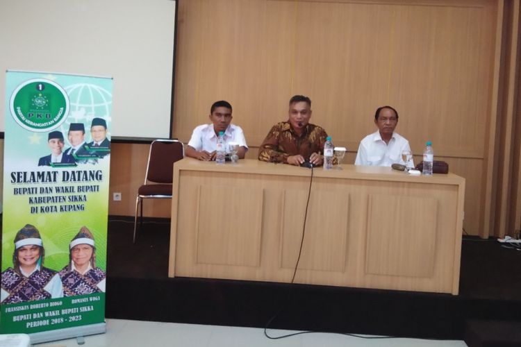 Bupati Sikka, Nusa Tenggara Timur (NTT) Fransiskus Roberto Diogo dan Romanus Woga, saat memberikan keterangan pers kepada wartawan di Hotel Naka Kupang, Rabu (19/9/2018)