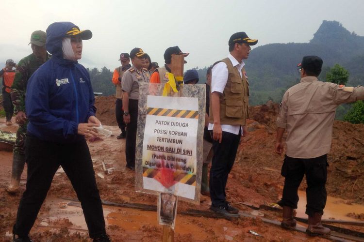   Kepala BMKG Dwikorita Karnawati (kiri) saat meninjau lokasi longsor di Dusun Cimapag, Desa Sirnaresmi, Kecamatan Cisolok, Sukabumi, Jawa Barat, Jumat (11/1/2019).