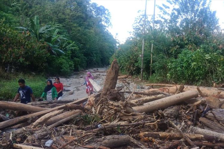Banjir bandang di  Dusun Sapo dan Dusun Sadaunta mengubah jalan aspal menjadi aliran sungai yang penuh bebatuan, Rabu (14/9/2019)