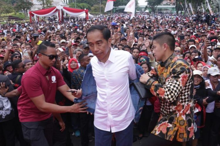 Calon presiden nomor urut 01 Joko Widodo saat menghadiri acara deklarasi pendukungnya di Tugu Pahlawan, Kota Surabaya, Sabtu (2/2/2019).