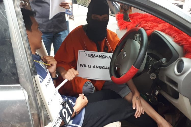 Tersangka Willy melakukan adegan penusukan yang menewaskan M Aji Saputra (25) sopir taksi online yang menjadi korban perampokan